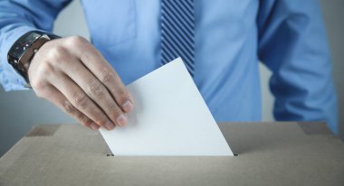 Adam seçim sandığına oy kullanıyor. Demokrasi. Özgürlük