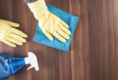 Evde el temizliği ahşap masa.