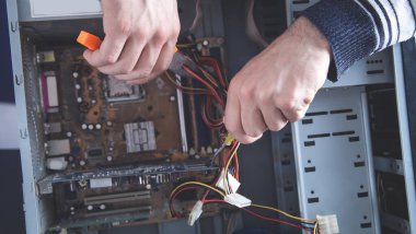 Tamirci bilgisayarı tamir etmeye çalışıyor. Onarım, Servis
