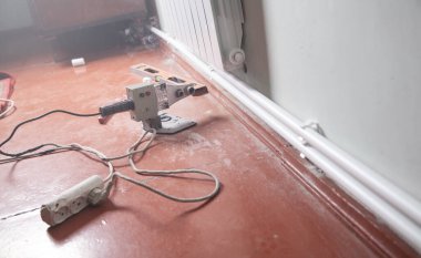 Plastik boru bağlanıyor. Su ısıtma radyatörü kuruluyor