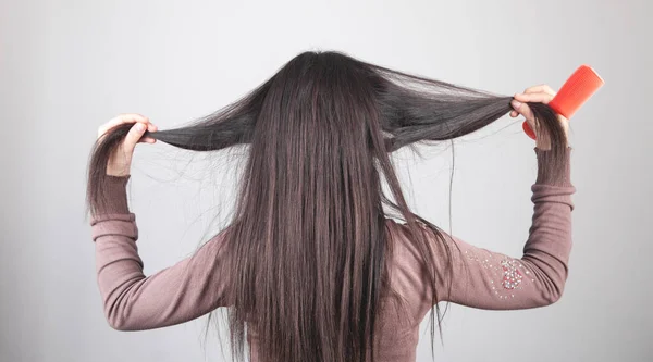 Menina Branca Mostrando Seu Cabelo Com Pente Mão — Fotografia de Stock