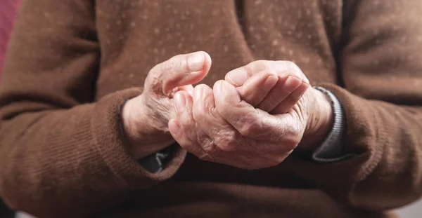 手に痛みを持つ高齢女性 — ストック写真