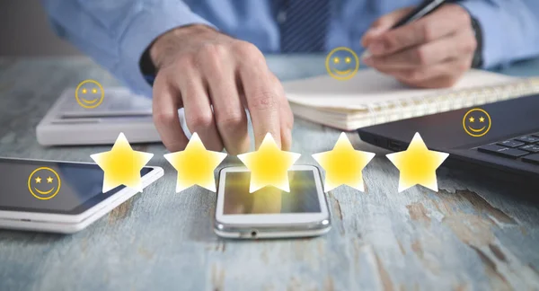 Homem Usando Smartphone Com Smileys Estrelas Feedback — Fotografia de Stock