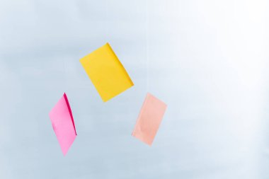 Pembe, sarı ve şeftali renginde üç renkli kağıt çarşaf, dizayn ve fikirler için temiz, minimalist ve yaratıcı bir konsept yaratıyor..