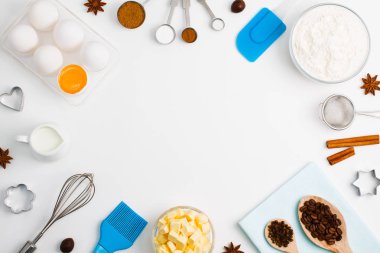 Fırın arka plan ile yumurta, un, süt, kakao, soda, anason, tarçın, Hindistan cevizi, tuz, kahve baharat