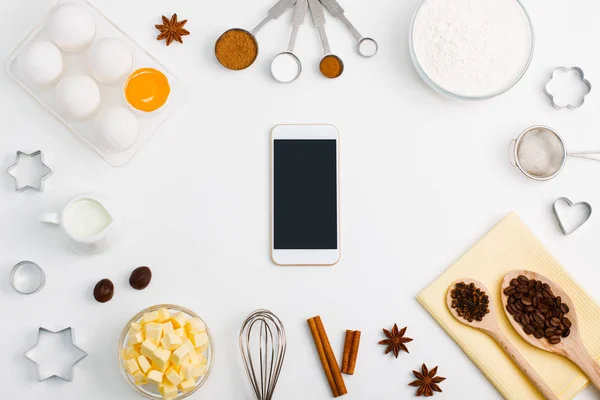 Cep telefonu uygulama hizmeti Web sitesi mockup yumurta, tereyağı, süt, un ile kabartma mutfak,