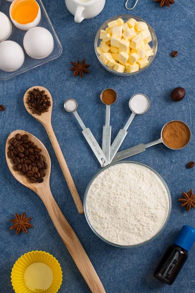 Backmischung Mit Eigelb Eine Tasse Mehl Butter Gewürze Zimt Kakao — Stockfoto