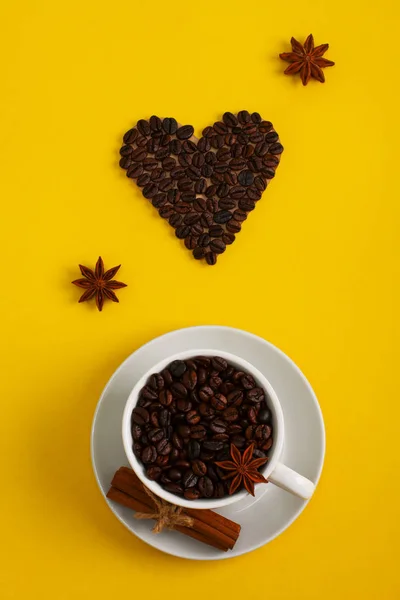 Φλιτζάνι Καφέ Σπόροι Κανέλα Anis Και Καφέ Σχήμα Καρδιάς Κίτρινο — Φωτογραφία Αρχείου