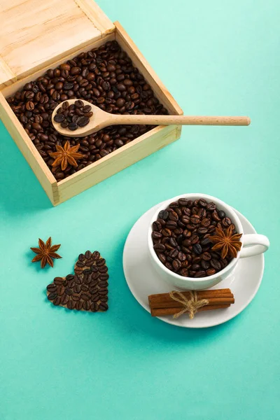 木製の箱とコーヒーの種子 コーヒー豆のカップとスプーン スパイス シナモン アニス コーヒー — ストック写真
