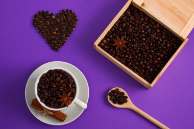 Kahve çekirdeği, tarçın, ANIS kahve kalp şekilleri, ahşap kutu ve kaşıkla kahve fincan 