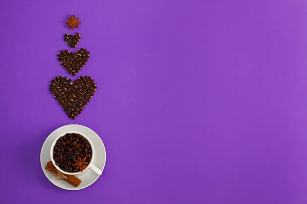 Csésze Kávé Magok Három Kávé Szíve Formák Fűszerek Fahéj Ánizs — Stock Fotó