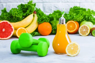 Kavram sağlıklı beslenme, diyet planı, detoks, içecekler, spor beslenme fikirler.