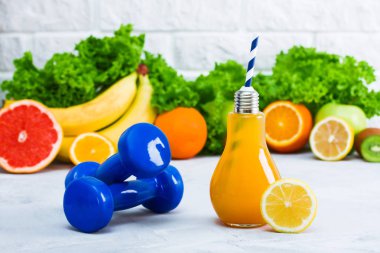 Kavram sağlıklı beslenme, diyet planı, detoks, içecekler, spor beslenme fikirler.