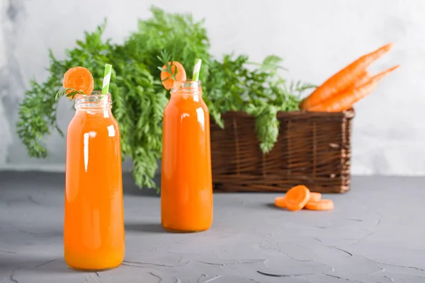 Two Bottles Fresh Carrot Juice Cutted Pieces Carrot Bunch Carrot — Stock Photo, Image