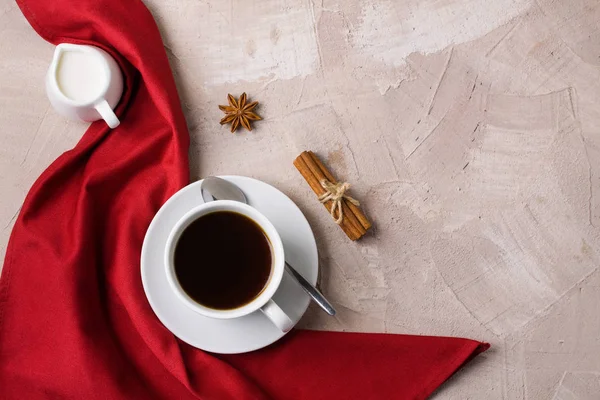 Xícara Branca Café Chá Guardanapo Vermelho Leite Jarro Leite Especiarias — Fotografia de Stock