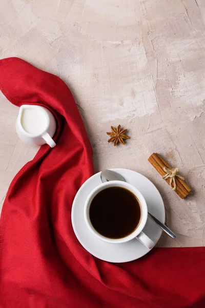 Xícara Branca Café Chá Guardanapo Vermelho Leite Jarro Leite Especiarias — Fotografia de Stock