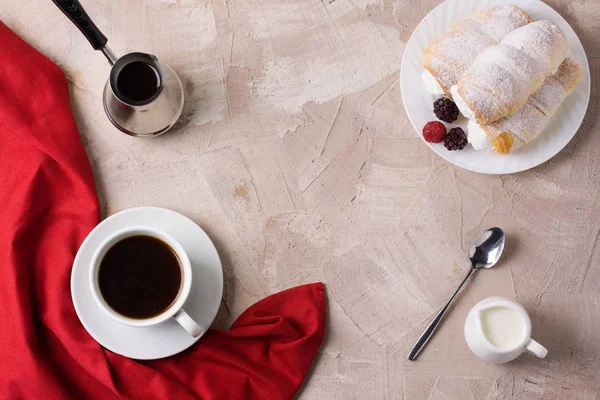 Kahvaltı Saat Beyaz Kupa Kahve Fincan Gümüş Kaşık Kırmızı Peçete — Stok fotoğraf
