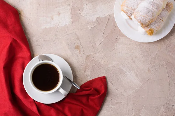 Beyaz Fincan Kahve Çay Krem Pudra Şekeri Kırmızı Peçete Ile — Stok fotoğraf