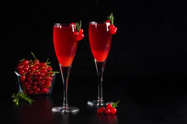 Somun şarap iki bardak dekore biberiye ve çilek, bir bardak meyve suyu içmek