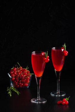 Somun şarap içecek suyu iki bardak biberiye ve çilek, somun meyveleri koyu ahşap zemin üzerine bir fincan ile dekore edilmiştir. Dikey yönlendirme, kopya alanı için yer.