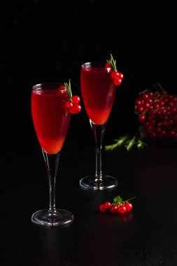 Somun şarap içecek suyu iki bardak biberiye ve çilek, somun meyveleri koyu ahşap zemin üzerine bir fincan ile dekore edilmiştir. Dikey yönlendirme.