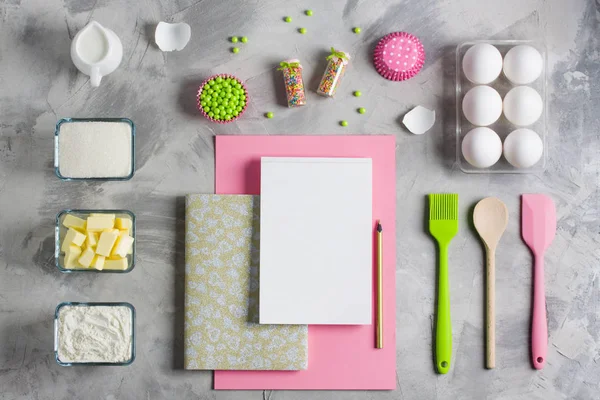 İçin pişirme yemek düz yatıyordu arka plan kavramı çocuklar. Pembe yeşil kağıt beyaz dizüstü mutfak