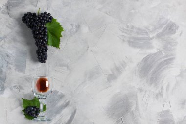 Kırmızı şarap, üzüm yaprağı, kopya alanı için logo veya metin gri beton zemin üzerine. Kavram şarap üzüm, marka veya sommelier reklamlar. Yatay yönlendirme, üstten görünüm, düz yatıyordu.