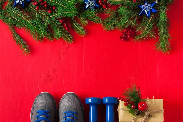 Karácsonyi Sport Lapos Feküdt Összetétele Kék Súlyzó Cipők Ajándék Doboz Stock Fotó