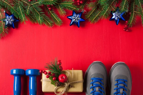 Karácsonyi Sport Lapos Feküdt Összetétele Kék Súlyzó Cipők Ajándék Doboz Stock Kép