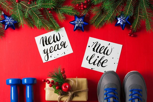 Karácsonyi Sport Lapos Feküdt Kék Kompozíció Súlyzók Cipők Ajándék Doboz Jogdíjmentes Stock Képek