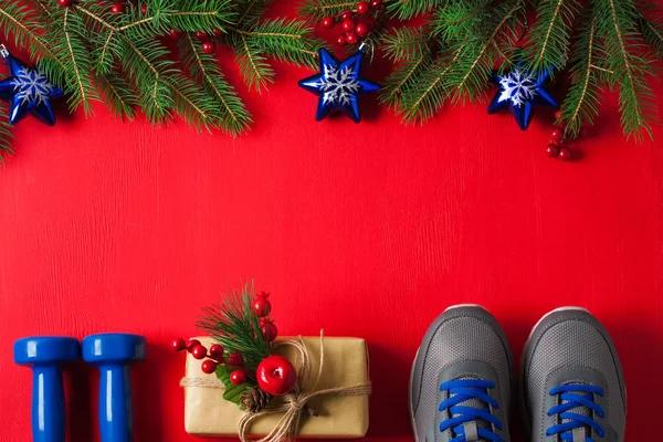Karácsonyi Sport Lapos Feküdt Összetétele Kék Súlyzó Cipők Ajándék Doboz Jogdíjmentes Stock Képek