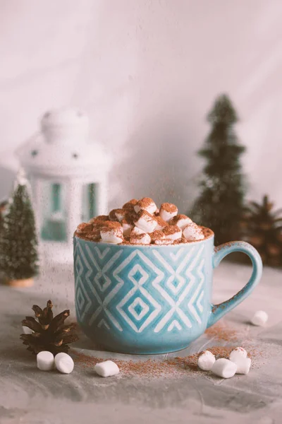 Caneca de Natal e Feliz Ano Novo de cacau com marshmallows — Fotografia de Stock