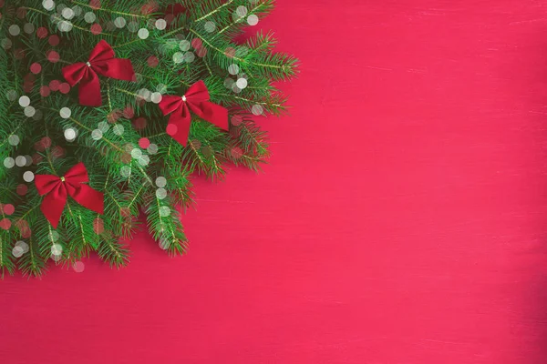 Czerwone Tło Boże Narodzenie Zielonym Drzewie Kłania Biały Blask Światła — Zdjęcie stockowe