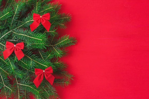 Czerwone Tło Boże Narodzenie Zielonym Drzewie Łuki Drewniane Tła Nowy — Zdjęcie stockowe