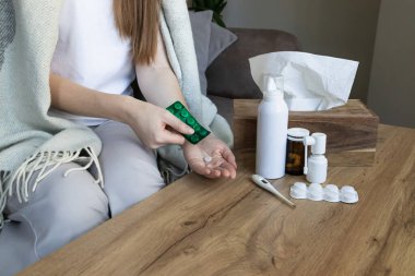 Hasta kadın su toplayıcıdan grip ilacı alıyor. Yüksek ateş, baş ağrısı ve mevsimsel soğuk algınlığı ilacı. Soğuk algınlığı, grip, kişisel bakım ve evde tedavi kavramı.