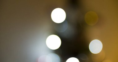 Karanlık arkaplanlı noel ışıkları görüntüsü. Noel göz kırpma konsepti. Bulanık ışık kavramı