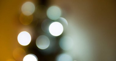 Karanlık arkaplanlı noel ışıkları görüntüsü. Noel göz kırpma konsepti. Bulanık ışık kavramı