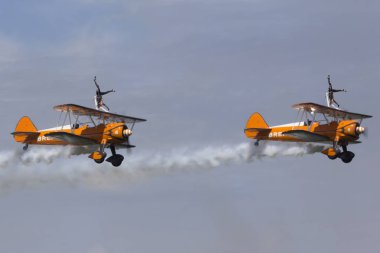 Vliegshow Oostwold 2015 Breitling Wingwalkers ekibi. Freya Paterson ve Emily Guilding wingwalkers vardır.