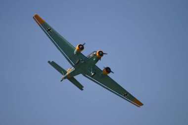 Lelystad, Hollanda Eylül 4 2004: Havacılık Fuarında uçan Ju-52 nakliye uçakları