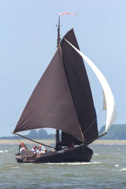 Kampen, Hollanda 27 Haziran 2015: Vintage Botter balıkçı teknesi, Oostwal Botterrace