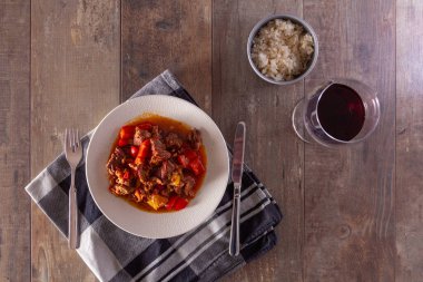 Bir tabak gulaş veya sığır eti güveç masaya. İçinde fotoğraflandı 