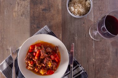 Bir tabak gulaş veya sığır eti güveç masaya. İçinde fotoğraflandı 
