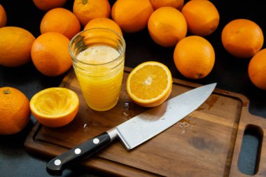 Bir bardak taze portakal suyu. Sağlıklı yaşam konsepti.