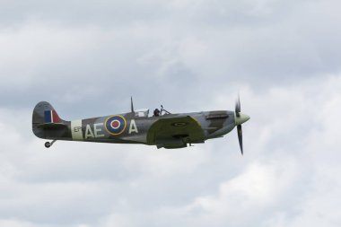 Oostwold, Hollanda 25 Mayıs 2015: Spitfire çekici şehir Oo