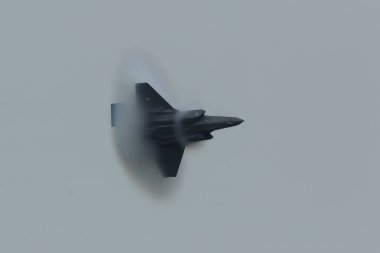 Leeuwarden, Hollanda 11 Haziran 2016: Duing Luchtmachtdagen airshow, bir F-35 bir hava saldırısı demo ses duvarını yaklaşımlar.