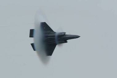 Leeuwarden, Hollanda 11 Haziran 2016: Duing Luchtmachtdagen airshow, bir F-35 bir hava saldırısı demo ses duvarını yaklaşımlar.