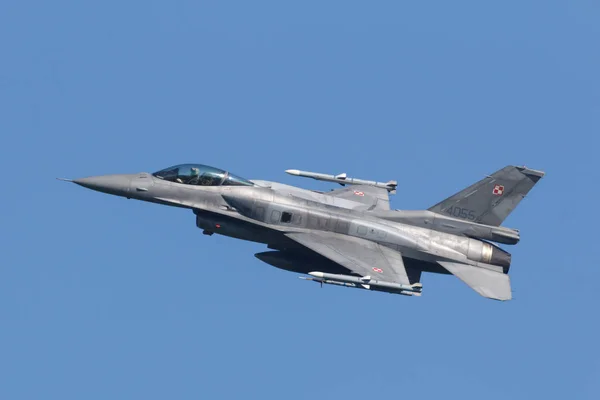 Leeuwarden, Holanda 18 de abril de 2018: A Polish F-16 during the — Fotografia de Stock