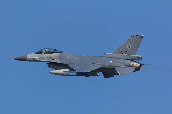 Leeuwarden, Holanda 18 de abril de 2018: Um RNLAF F-16 de 322 Sqn — Fotografia de Stock