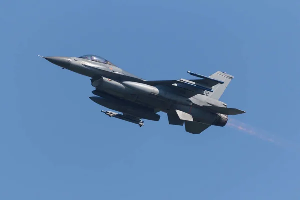 Leeuwarden, Holanda 18 de abril de 2018: A RNLAF F-16 durante o — Fotografia de Stock