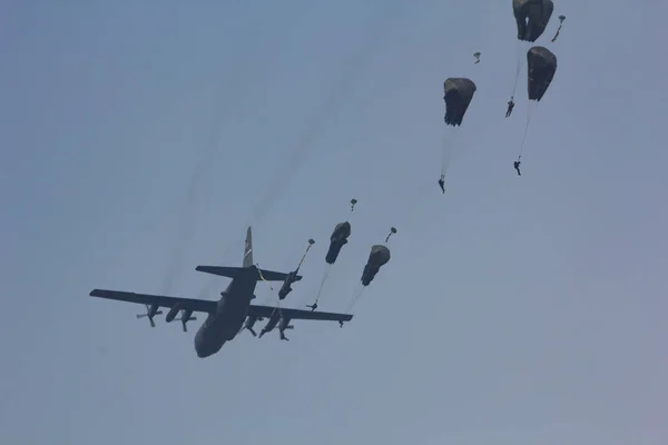 Ede Netherlands September 2014 Paratroopers Jumping 130 Hercules Aircraft Ginkel — Stock Photo, Image
